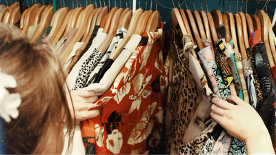 Woman on first date allegedly goes on shopping spree, expects the man to even pay for clothes for her mom. He decides to make things really awkward