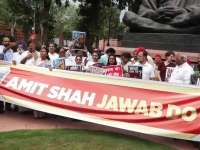 Opposition leaders march to Parliament, demand accountability from HM Amit Shah for alleged police action on student protestors