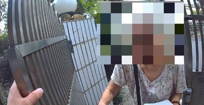 叔叔有練過！台中嬤受困家門外急壞 暖警踩警車俐落翻牆開門