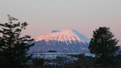 In 1974, Alaskan prankster Porky Bickar flew 70 tyres into Mount Edgecumbe and set them ablaze, fooling Sitka into thinking the dormant volcano was erupting