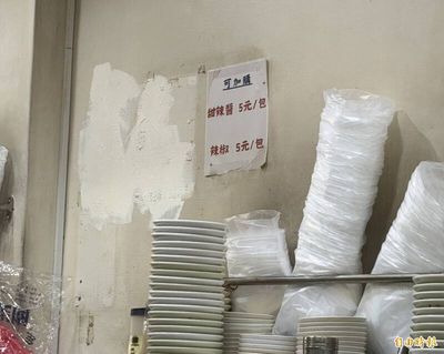 一個不留！東發號遭「出征」不堪其擾 白漆覆蓋蔣萬安、沈伯洋簽名