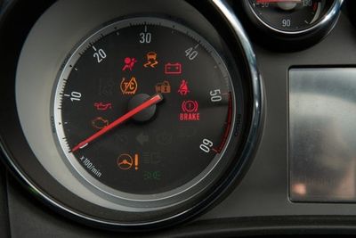 6 Dashboard Warning Lights That Should Not Be Covered With Tape