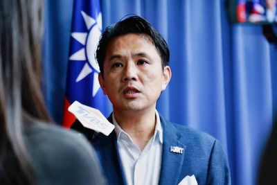 陳以信批許輔訂20％下架失職 侯漢廷嗆不回答就是失智