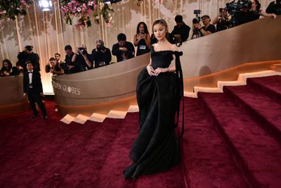 Ariana Grande Steps Back as Alarming Weight Speculation Reignites Debate Over Celebrity Bodies and Eating Disorder Risks