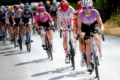 Shimano neutral service motorbike knocks Noemi Rüegg off bike amid the chaos of Tour de France Femmes stage 5 - Video