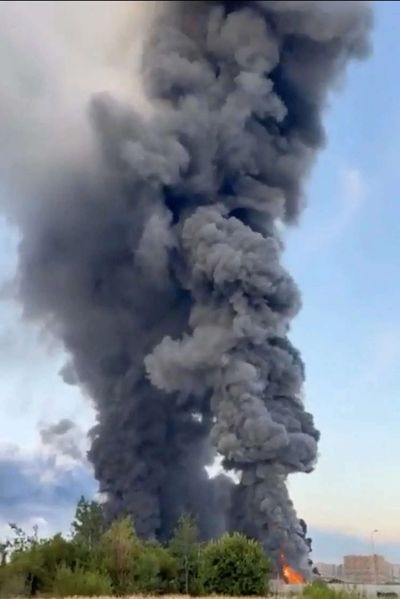 Port Adelaide sulphur fire triggers evacuation as toxic smoke spreads, residents told to leave immediately