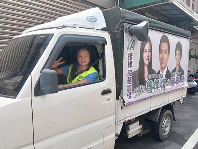 彰化縣議員賴清美開廣告車為兒助選 鄉親攔車陳情成另類服務