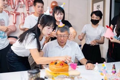 玩「那4個字」生日梗翻車！民眾黨幫柯文哲慶生 慘遭網友歪樓酸爆