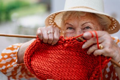 Meet ‘Granny H’, the mystery grandma who leaves knitted toys in a village in England that kids can’t wait to find!