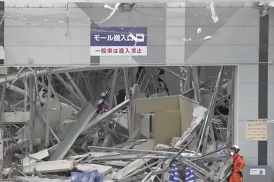 Japanese Surgeons Keeping a Open-Surgery Patient Stable While a Severe Earthquake Shakes the Operating Room