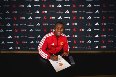 Manchester United confirm new midfield signing after year-long pursuit