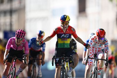 'I will never give up' – Kim Le Court-Pienaar sprints to victory on stage six of the Tour de France Femmes