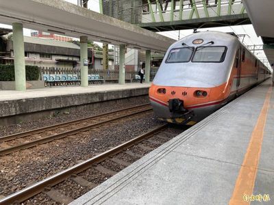 搭台鐵嫌小孩吵又擋路 男踹行李箱嗆「好狗不擋路」判拘30日