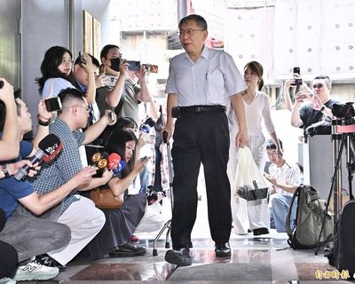 柯文哲赴警局拄拐杖、隔天慶生蹦蹦跳跳？ 陳智菡：真的曾摔傷
