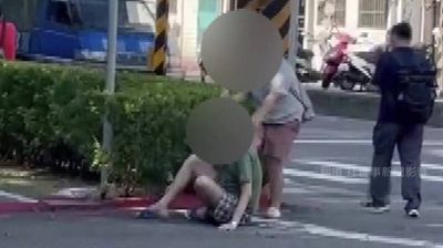 長照悲歌！6旬姊失控暴怒當街踹打身障弟 社會局緊急安置