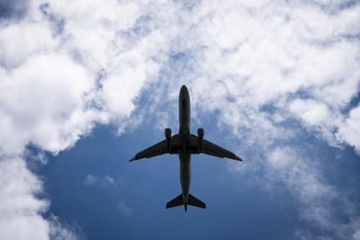 US airfares expected to stay high even if Iran ceasefire drops oil prices, experts say