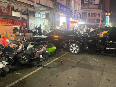 高雄光華夜市恐怖車禍！轎車連3撞波及13車3傷 撞變電箱釀停電