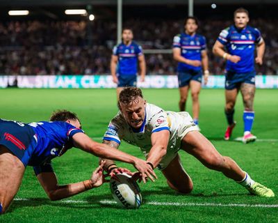 Leeds extend lead at top of Super League after thrilling late win at Wakefield