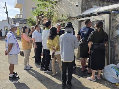 澎湖「13小孩擠10坪屋」父母都離家 縣府帶隊探視吃閉門羹