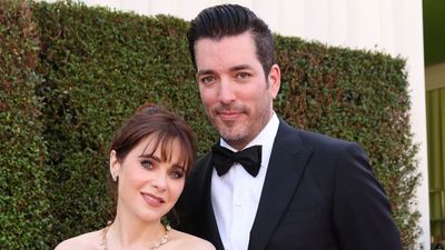 Zooey Deschanel and Jonathan Scott Prove That Casual Borders Are The Secret to a Charmingly Wild Garden