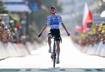 Tour de France Femmes: Demi Vollering seizes maillot jaune on stage 8 with searing late attack