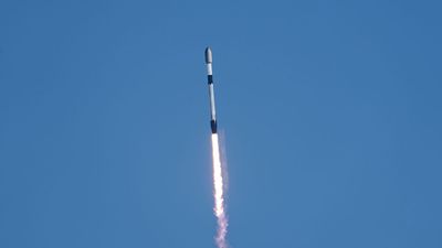 SpaceX launches 24 Starlink satellites to orbit from California (video)