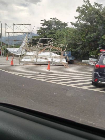 台東清早一陣強風 4女性參選人看板吹倒「行最鞠躬禮」