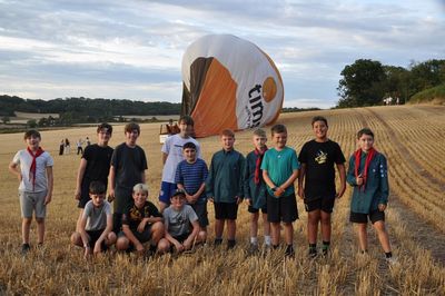 Scouts on camping trip step up to help land hot air balloon