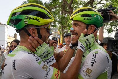 Volta a Portugal: Leangel Linarez dodges late crash to lead one-two finish for Tavfer-Ovos Matinados-Mortágua on stage 3