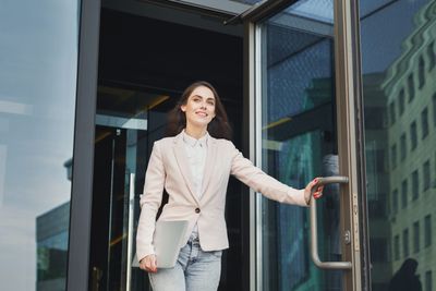 A Gen Z worker got called out by their CEO for leaving 10 minutes early. Workplace experts debate who was in the wrong