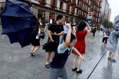 今年登陸中國的最強颱風「白海豚」來襲 華東沿海各地剉咧等
