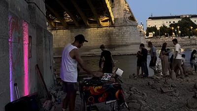 Party in the dry Danube riverbed: many call it a natural disaster