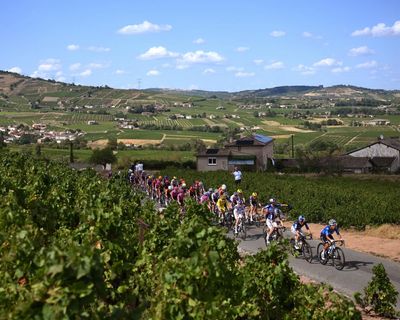 Vollering holds off Niewiadoma in dramatic final stage to win Tour de France Femmes – as it happened