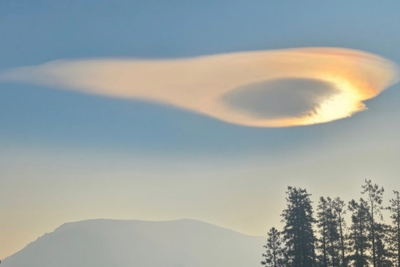 Expert Claims Aliens Hide Inside Mountain Clouds to 'Scan the Thoughts of Humans Below' in Photo