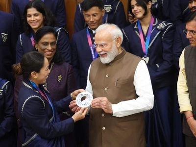 PM Modi meets Commonwealth Games medalists, lauds their performances