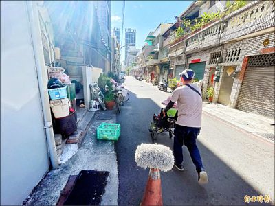 亂堆雜物 行人被迫走車道釀死 除障礙難？／路霸占道也是行人地獄 公權力何在