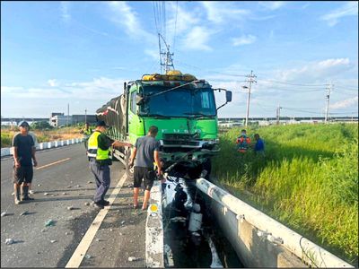 大貨車疑毒駕 越線撞轎車奪命