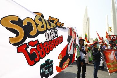 Signs amass indicating a fragile employment market