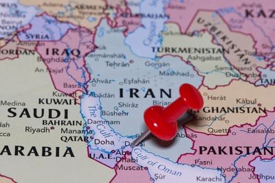 Iran Links Hormuz Reopening to US Meeting Its Demands: Dow Futures Fall 127 Points, Brent Above $84