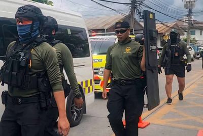 Praise for SWAT officer who arrived in shorts at school shooting