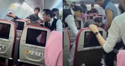 高空驚魂！ 印度乘客飛機降落前衝去開逃生門 機組人員制伏