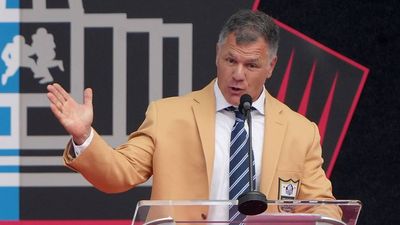 Adam Vinatieri’s Shots at Belichick, Brady Highlight 8 Things You May Have Missed in the NFL This Weekend