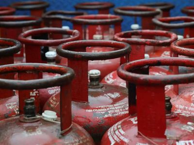 Retailers’ cooking gas losses dip in August, but government dues top Rs 59,000 crore