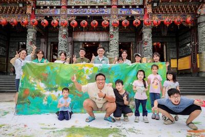尹立辦親子彩繪用樹枝創作 李柏毅「兩句話」逗樂孩子們