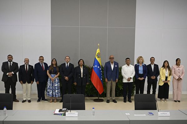 Caracas Talks Draw In Chavismo and the 2015 Opposition — Miami's Diaspora Is Watching the Clock