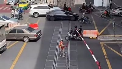 Motorcyclist loses race with barrier at Makkasan crossing