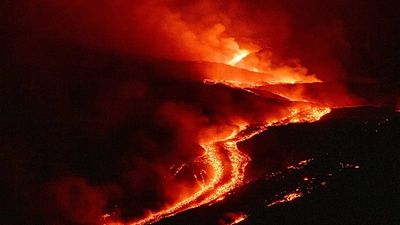 Mount Etna eruption: Catania airport closes and ash cloud reaches as far as Libya