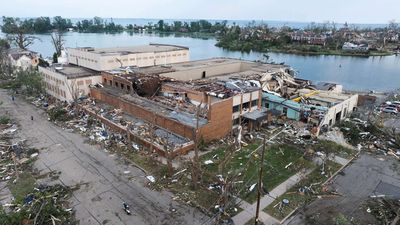 Deaths, damage reported as severe weather spawns tornadoes, flash flooding in the Midwest