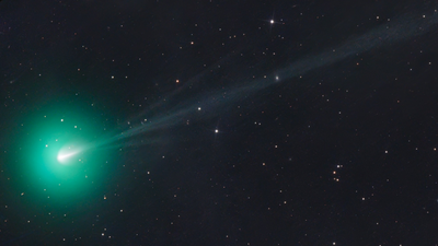 Green comet caught soaring over Namibia | Space photo of the day for Aug. 12, 2026