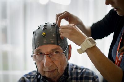 Researchers Linked the Benefit of Parkinson's Brain Implants to a Fast Rhythm Between 20 and 35 Hertz